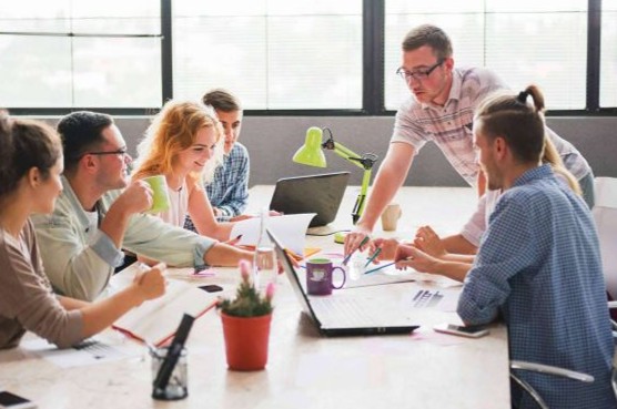Hombre con ansiedad a causa de la falta de bienestar laboral.